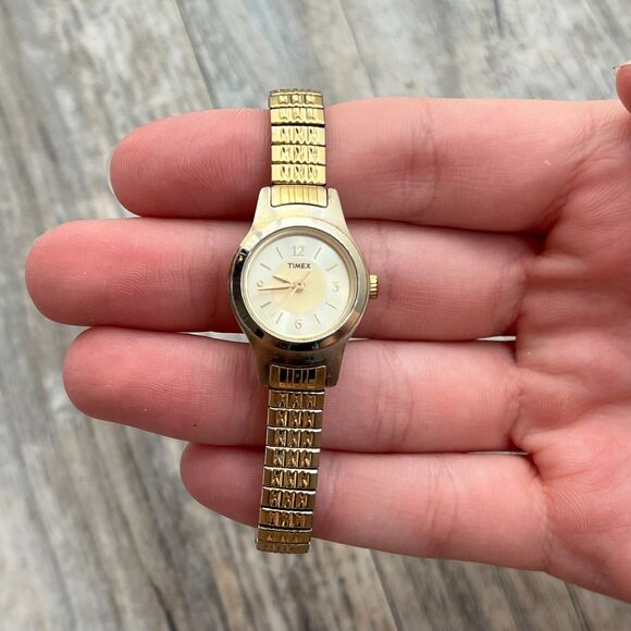 Timex Wristwatch Women’s Gold Tone Quartz Vintage Small Watch - Picture 1 of 9
